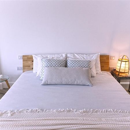 Spectacular Beachfront Duplex On The Mediterranean - Caleta, Catalan Bay غيبرالتار المظهر الخارجي الصورة