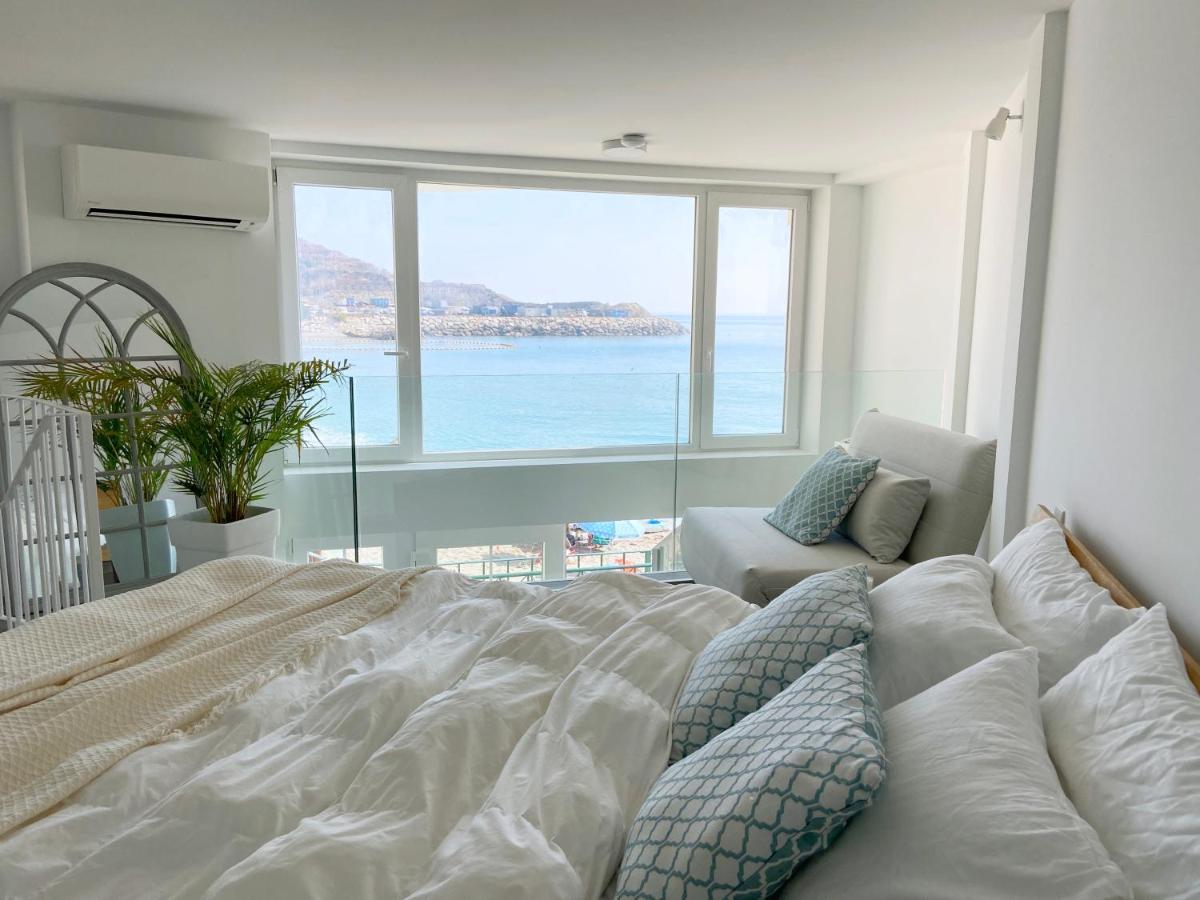 Spectacular Beachfront Duplex On The Mediterranean - Caleta, Catalan Bay غيبرالتار المظهر الخارجي الصورة